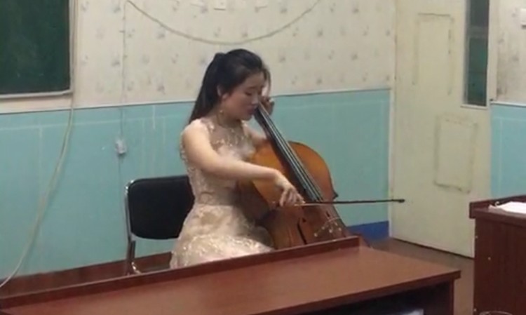 学员测试大提琴