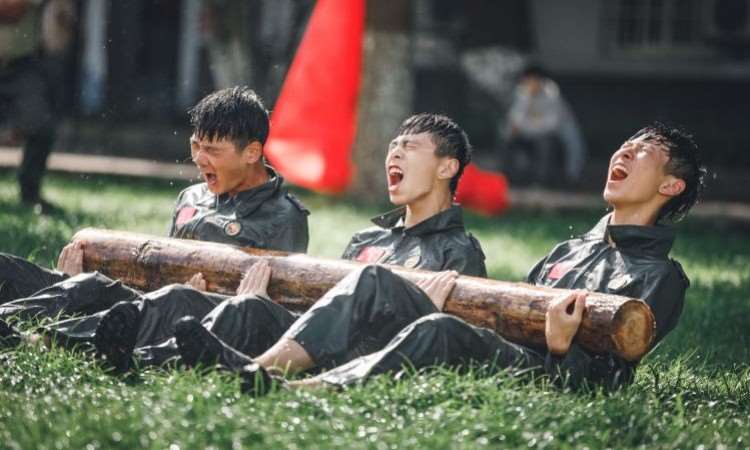 杭州小学生参加军事夏令营