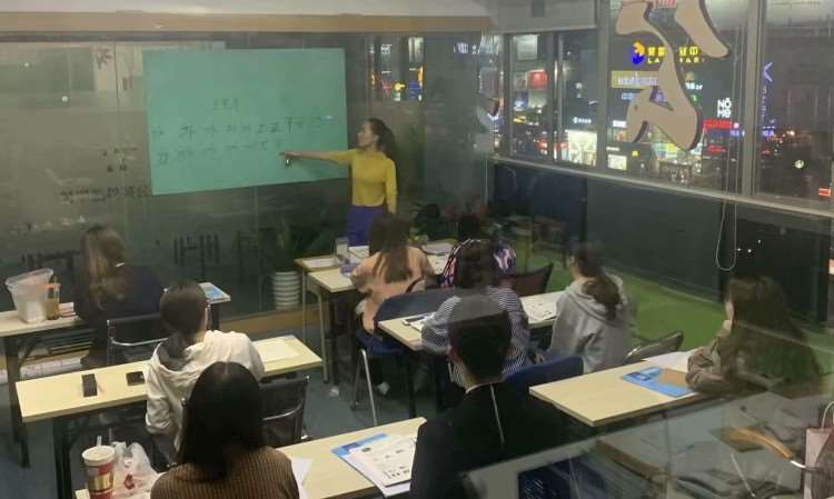 韩语老师上课图片