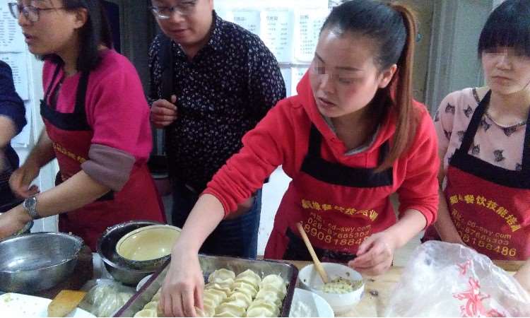 学习做饺子了