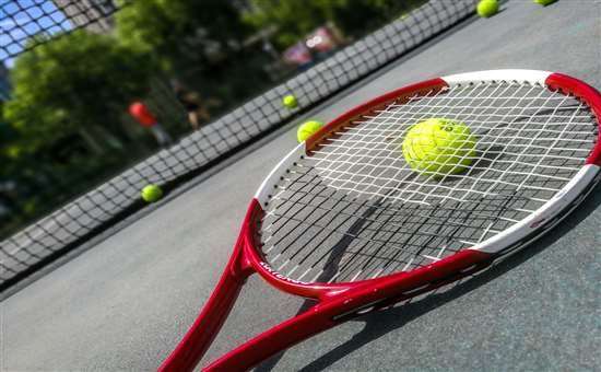 网球单打练习-练球时要将球击到对手所在的位置 
