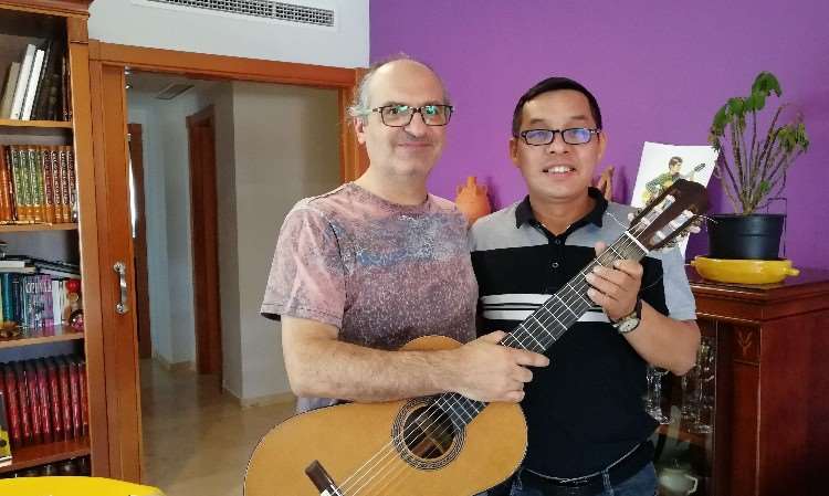 张老师与鲁滨教授的家里学习古典吉他的精髓