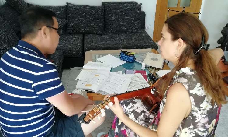 张老师在西班牙师从Ason教授学习儿童古典吉他教学法