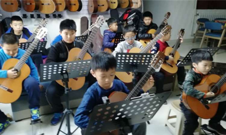 孩子们进行吉他乐团训练...