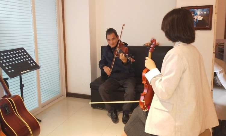 小提琴老师在上课