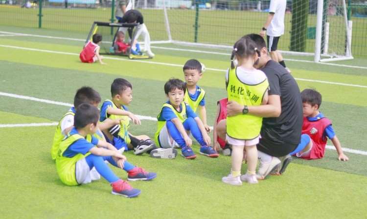 深圳中超球员亲授足球体验课