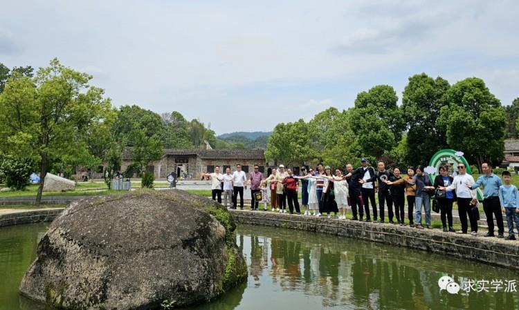 弟子龙珠池合影