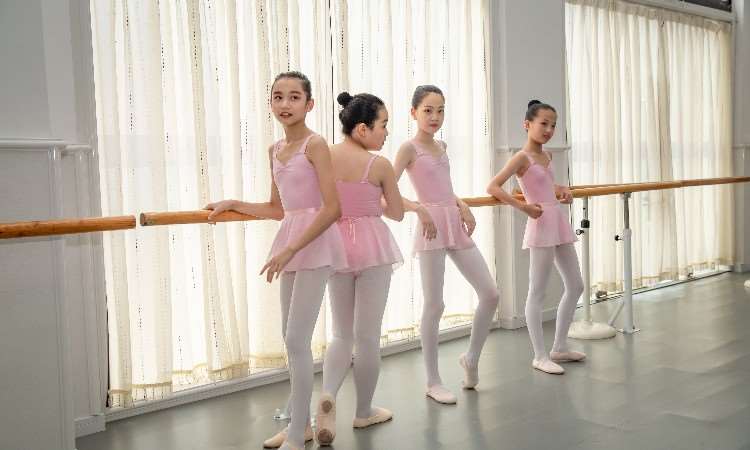 芭蕾课堂宣传照