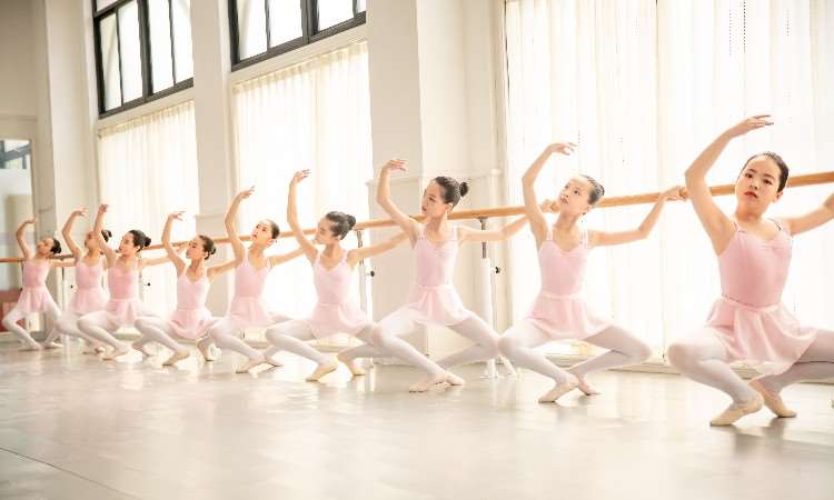 芭蕾课堂宣传照